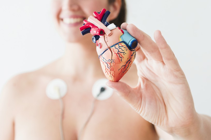 Femme figurine coeur